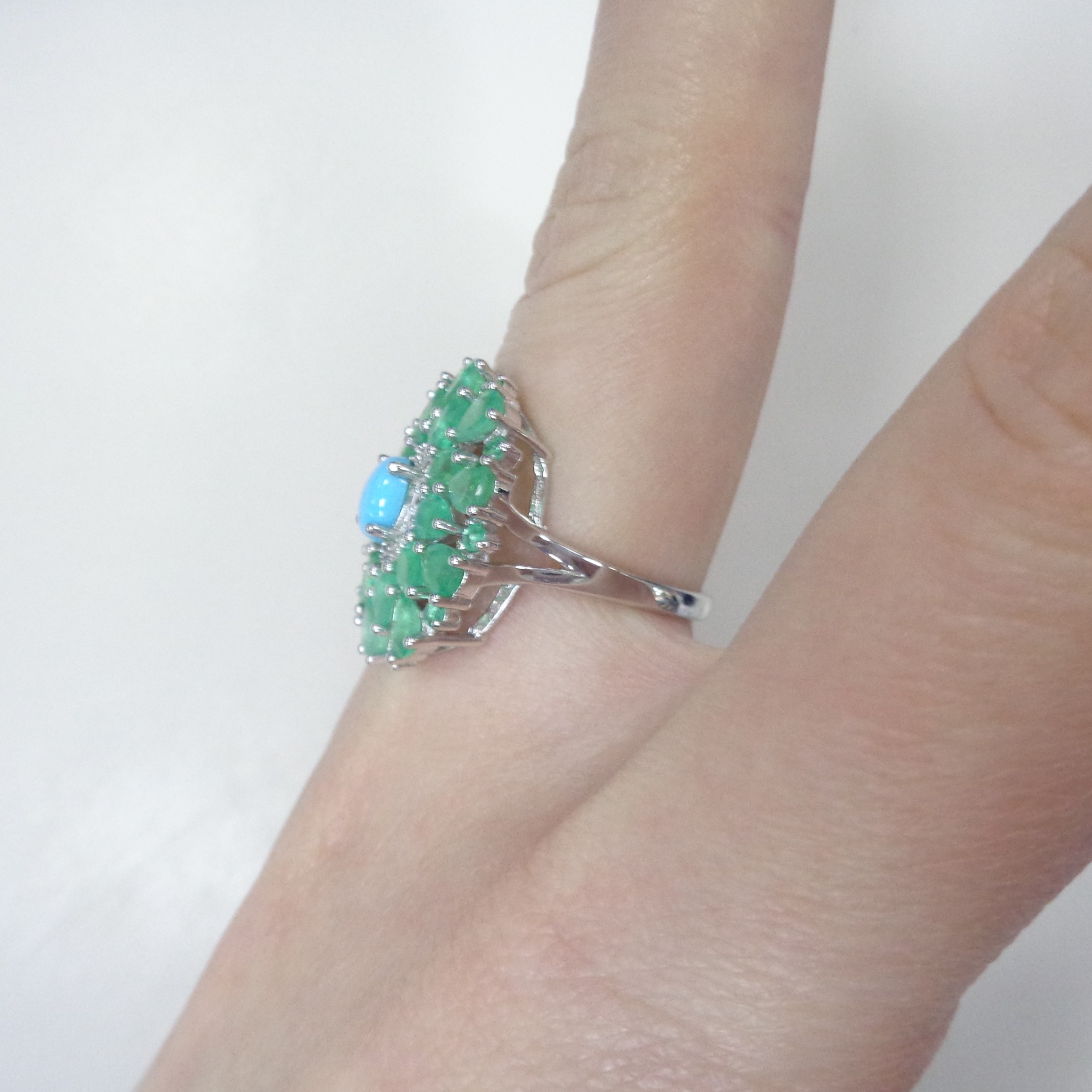 Серебряное кольцо с бирюзой и изумрудами